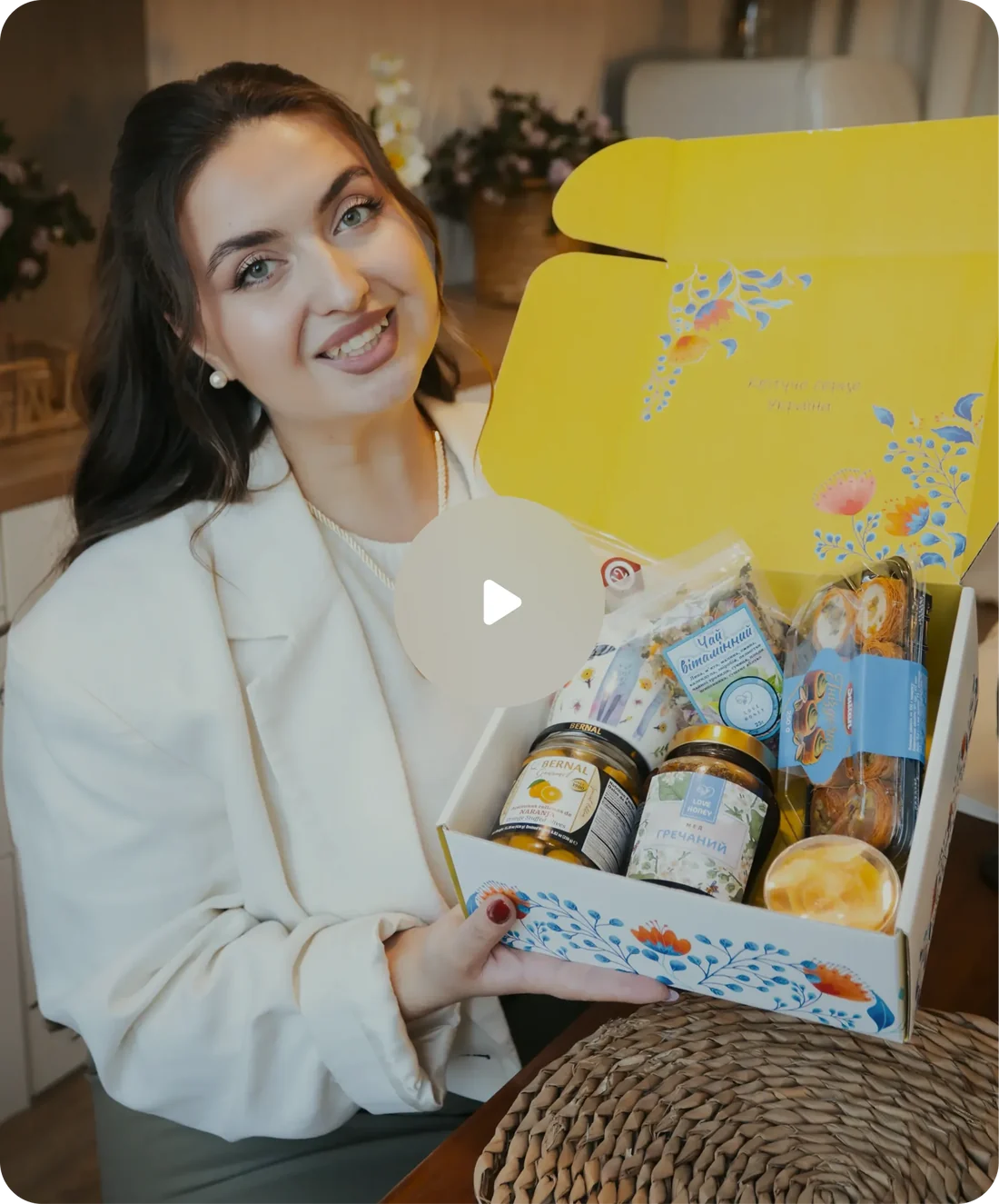 Засновниця LOVE HONEY показує подарунковий бокс